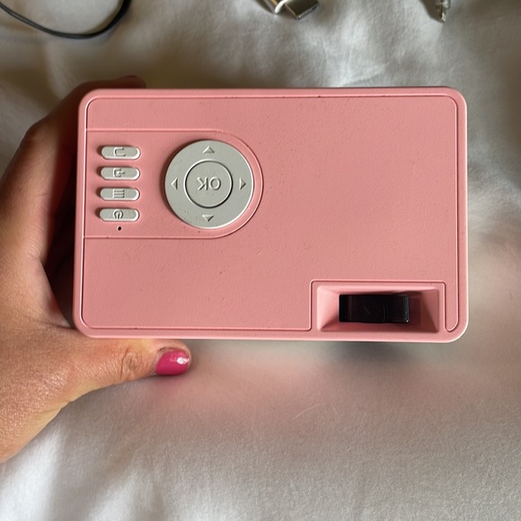 Mini Projector - Remote - Android/Apple connections - Picture 2 of 5